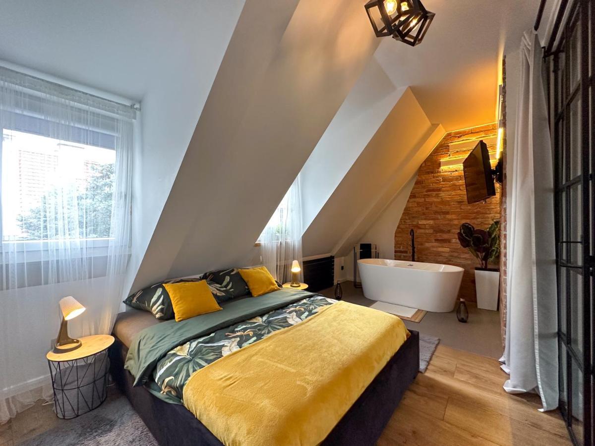 Zielone Fotele Starowka Apartment